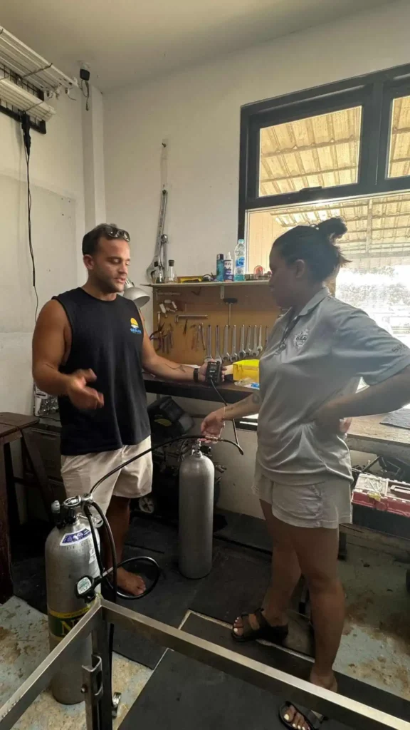 nitrox-analyzer-use-training-chalok-reef-divers