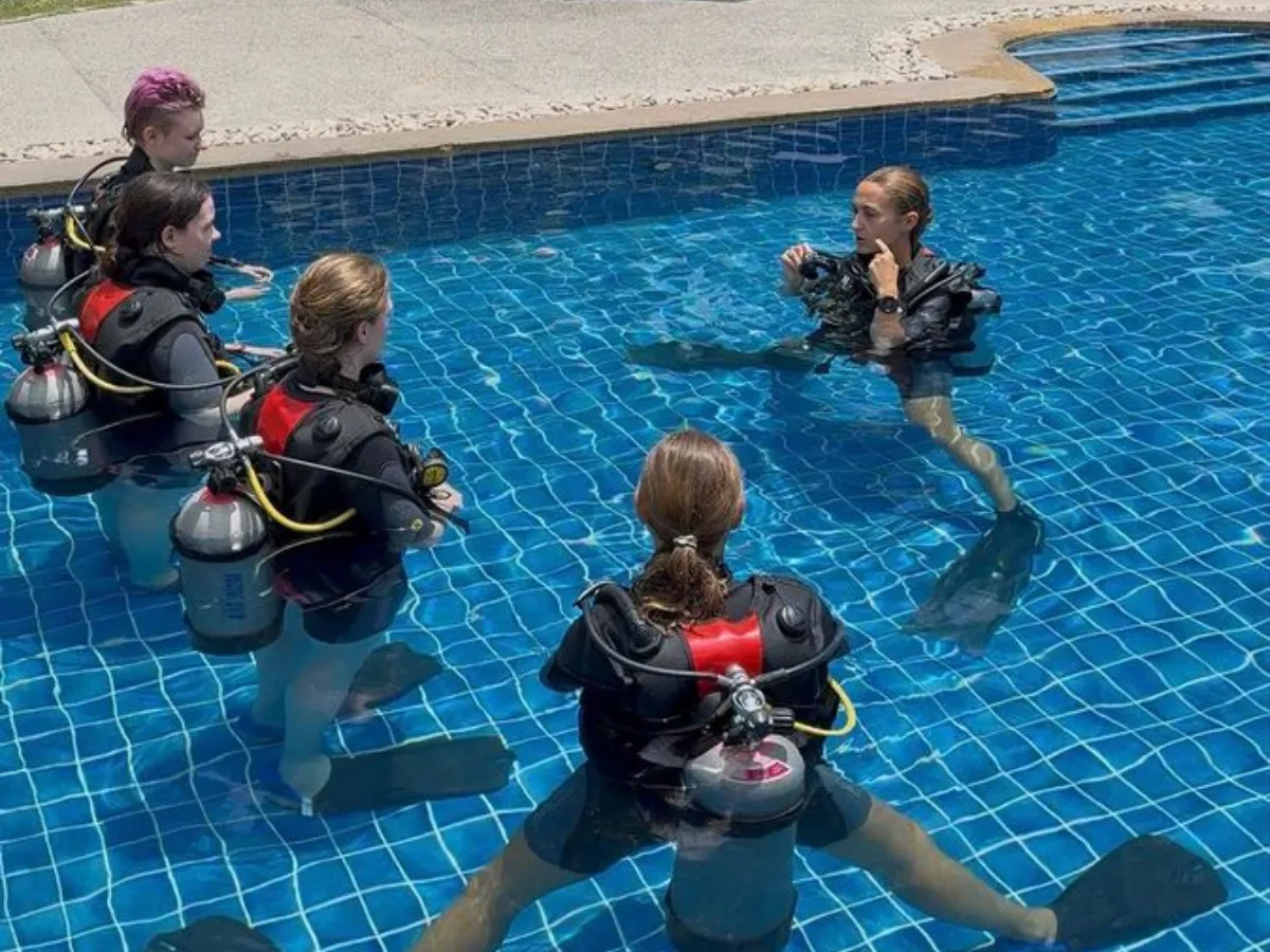 Beginner scuba diving course Koh Tao students training in pool
